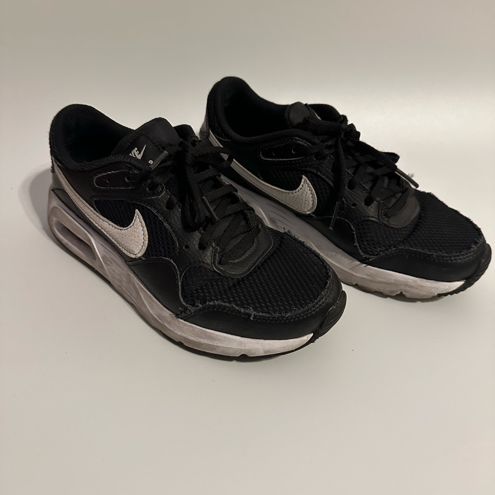 Woman’s Nike Air Max Nuaxis Size 5.5 Black